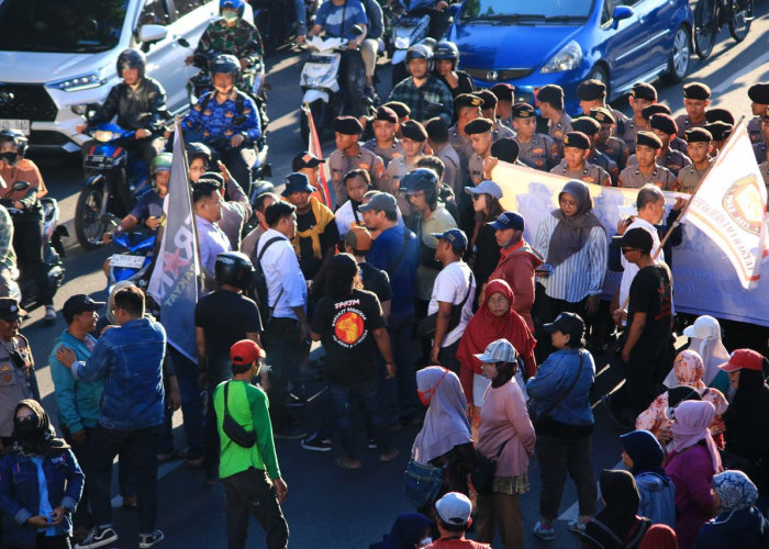 Kapolsek Genteng Pimpin Pengamanan Aksi Unjuk Rasa di Grahadi Surabaya