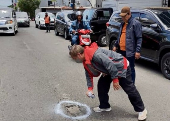 Lurah Kapasan Tandai Jalan Berlubang untuk Antisipasi Kecelakaan