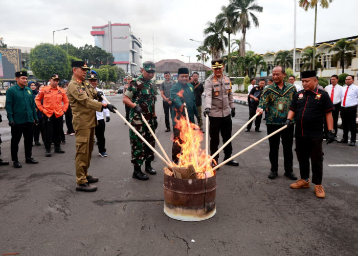 Jaga Kekhusyukan Ramadan, Polres Jember Musnahkan Ribuan Botol Miras dan Narkoba