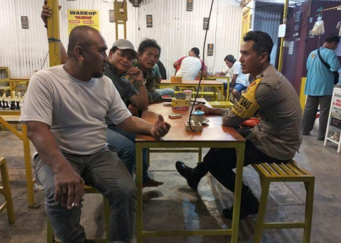 Polsek Rungkut Bersama Bhabinkamtibmas Medokan Ayu Sambang Kamtibmas di Warkop Cak Jepang