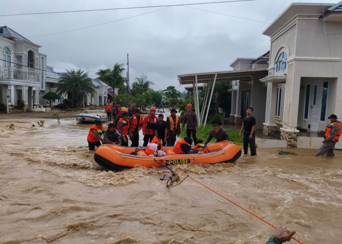 Polri Terjunkan Ratusan Anggota Brimob Evakuasi Korban Banjir di Padang