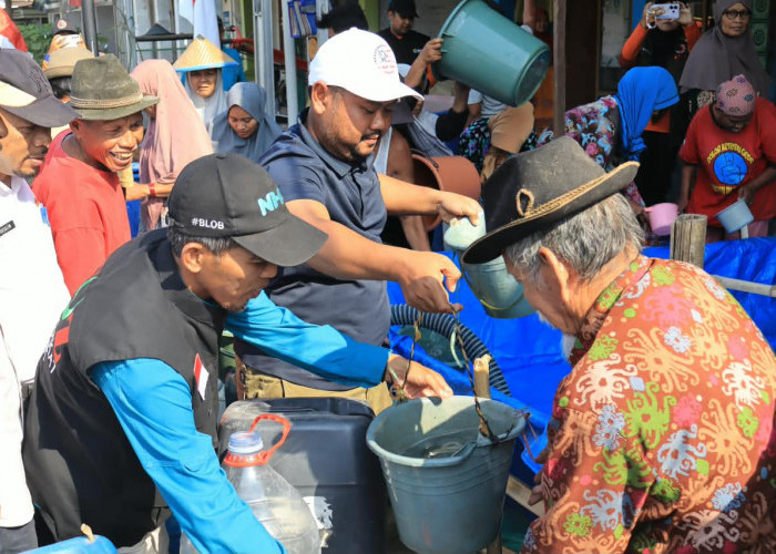 Warga Keluhkan Sumber Air Asin, Pemkab Gresik Salurkan Air Bersih di Desa Ganggang