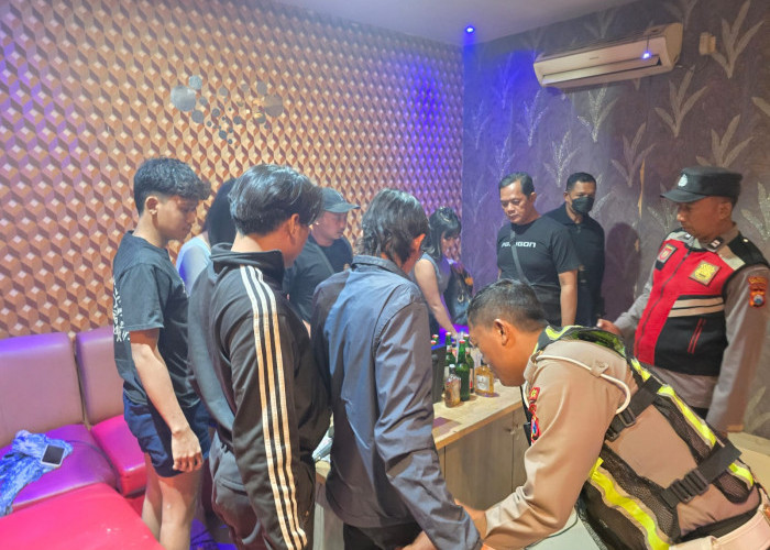 Tempat Karaoke Kbroo Dirazia Polisi, Belasan Botol Miras Berbagai Merek Diamankan