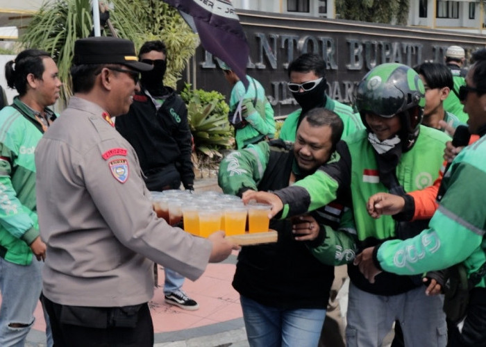 Polisi Humanis di Jember, Kawal Aksi Ojol, Bagi Minuman Dingin, Ciptakan Suasana Sejuk
