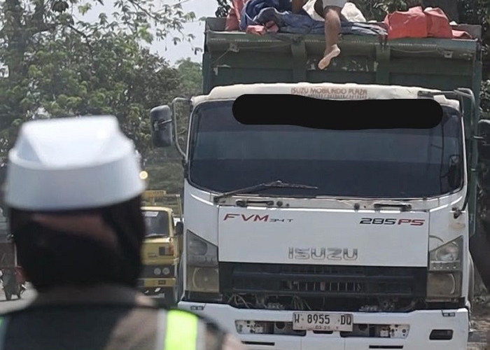 Marak Pengemudi Truk Mokong, Satlantas Polres Gresik Setop Sopir Merokok dan Tak Pakai Penutup Muatan