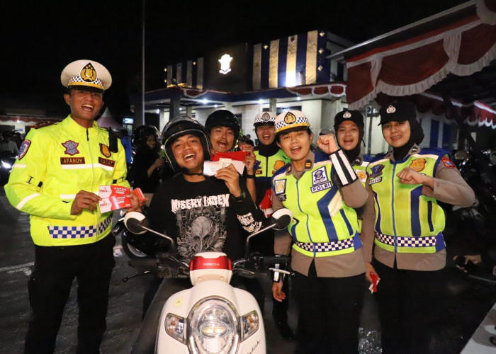 Sambut HUT Ke-80 RI, Satlantas Polres Kediri Kota Bagikan Ribuan Bendera Merah Putih Gratis ke Masyarakat