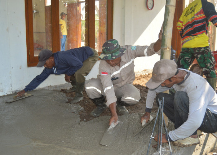 Warga Kembangan Bahagia Masjid Jami’ Direnovasi Satgas TMMD Ke-126 Kodim 0804/Magetan