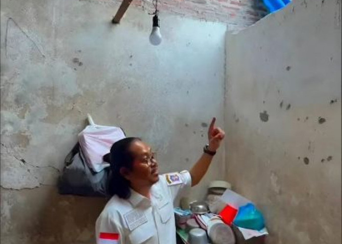 Blusukan ke Gang Sempit, DPRD Surabaya Tinjau Rumah Warga yang Atapnya Jebol