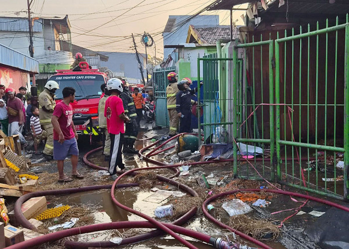 Kebakaran menghanguskan satu toko sembako dan merusak toko perabotan di Jalan Putat Jaya Sekolahan, Banyuurip, Sawahan, Surabaya, Rabu (29/7) pagi. Petugas berjibaku memadamkan api hingga kondisi kondusif.
