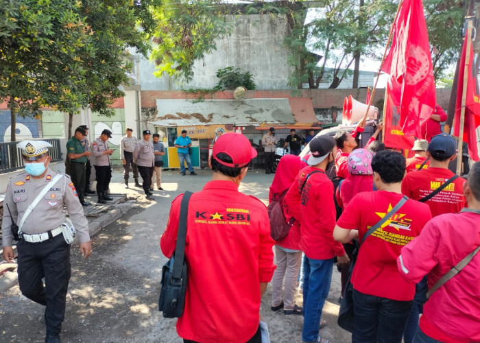 Polsek Tandes Kawal Aksi Buruh di PT Pelita Gunatama Persada Surabaya Berlangsung Kondusif