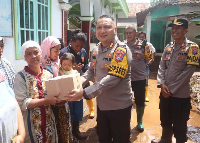 Kapolres Pasuruan Cepat Tanggap, Bagikan Sembako kepada Warga Terdampak Banjir