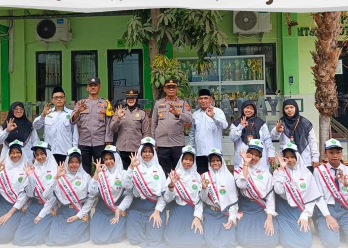 Kapolsek Rungkut Jadi Pembina Upacara di MTsN 3 Surabaya, Ajak Pelajar Jauhi Bullying hingga Balap Liar