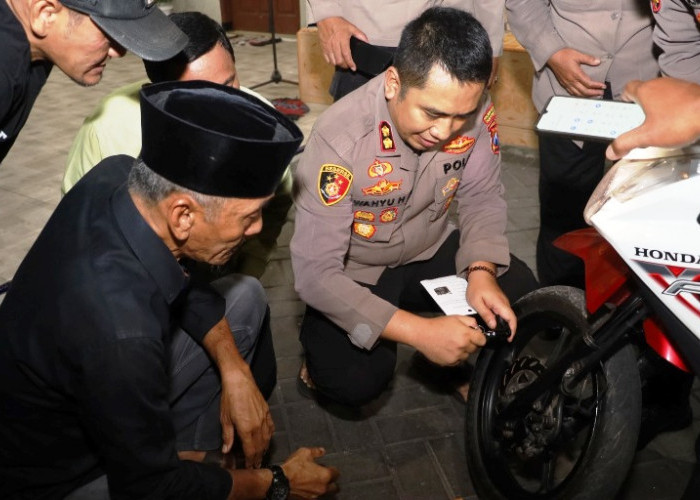 Cegah Curanmor, Kapolres Tanjung Perak Bagikan 200 Kunci Ganda ke Warga Morokrembangan