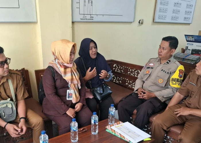 Polsek Wiyung Pastikan Tak Ada Anak Putus Sekolah, Bhabinkamtibmas Balas Klumprik Sambangi SMAN 22