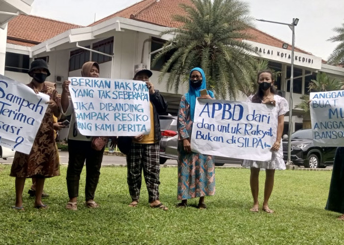 Bentangkan Poster Depan Balai Kota Kediri, Emak-Emak Berdaster Tagih Kekurangan Kompensasi Dampak TPA Klotok