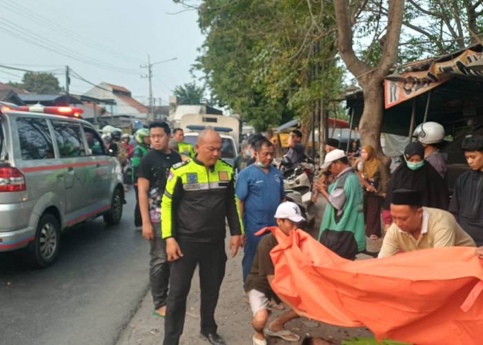 Tabrak Innova Parkir di Jalan Tambak Kemerakan Krian, Pengendara PCX Asal Balongbendo Tewas