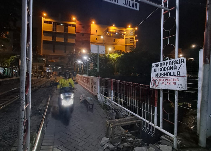 Jembatan Dupak Magersari Ambles, Warga Keluhkan Lambatnya Perbaikan