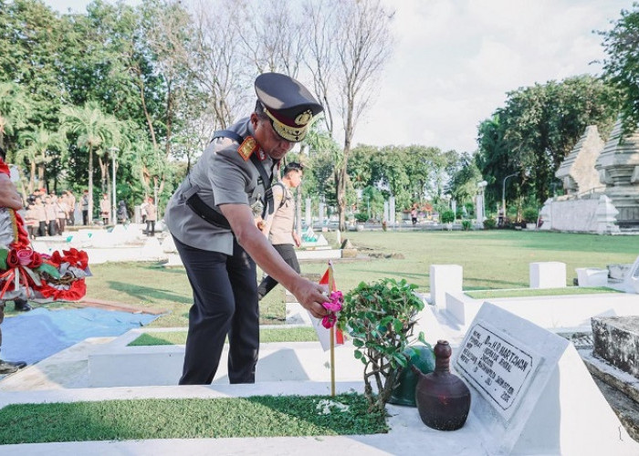 Kapolda Jatim Pimpin Ziarah dan Tabur Bunga di TMP 10 November Jelang Hari Bhayangkara Ke-80 Tahun