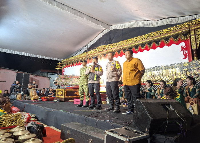 Jalin Komunikasi dengan Masyarakat, Tradisi Bersih Desa Plemahan Kediri Diramaikan Wayang Kulit