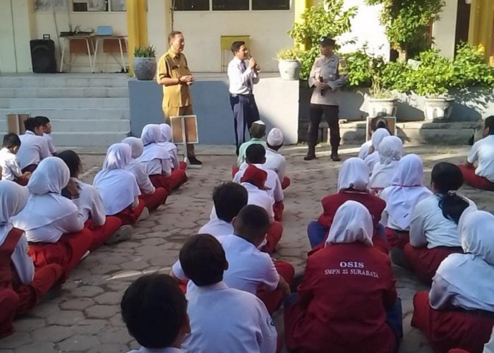 Antisipasi Gangster dan Narkoba Sejak Dini, Polsek Sukomanunggal Beri Penyuluhan MPLS di Surabaya