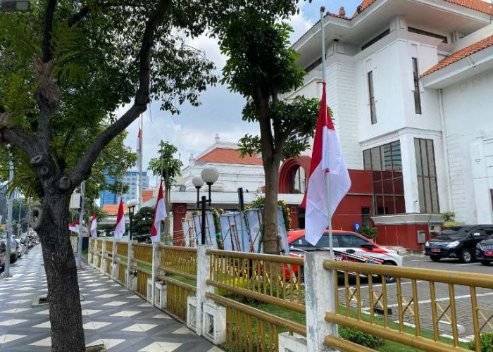 Ketua DPRD Surabaya Adi Sutarwijono Wafat, Bendera Setengah Tiang di Gedung Dewan
