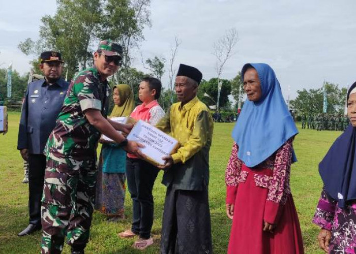 Dansatgas TMMD Ke-127 Kodim 0827/Sumenep Salurkan Bansos dan Santunan Anak Yatim