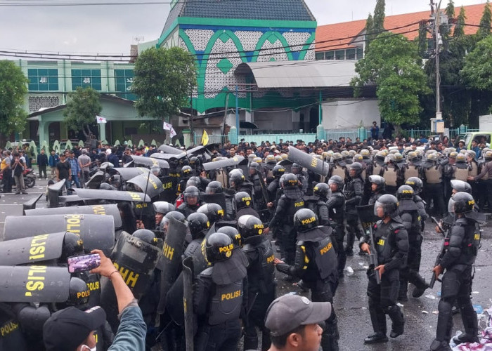 Ricuh, Aksi Ratusan Mahasiswa Demo di DPRD Jatim Dibubarkan Water Cannon