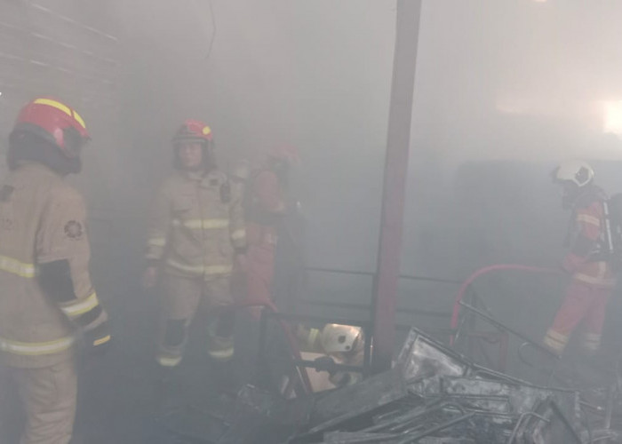 Pabrik Rak Piring di Kedinding Kenjeran Terbakar, 9  Orang Terluka