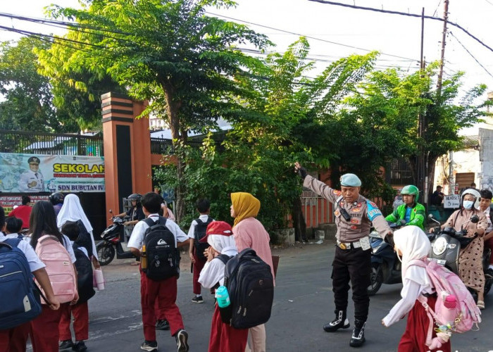 Pastikan Keselamatan Pelajar, Polsek Bubutan Siagakan Personel di SDN IV Jalan Semarang