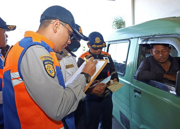 Dishub Surabaya Gembok 11  Angkot di Terminal Joyoboyo Akibat Langgar Aturan Administrasi