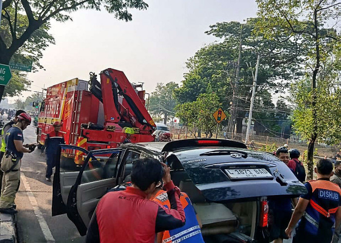 Proses evakuasi mobil Toyota Avanza yang terbalik di Jalan Raya Gunungsari (Singgasana) dilakukan petugas DPKP Surabaya, Sabtu (1/8/2026).   (Foto: Oskario Udayana)
