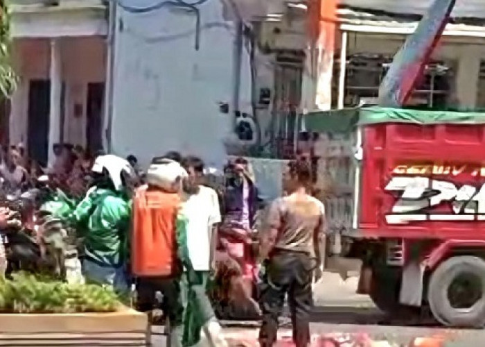 Kurir Paket Tewas Terlindas Truk di Jalur Pantura Pasuruan