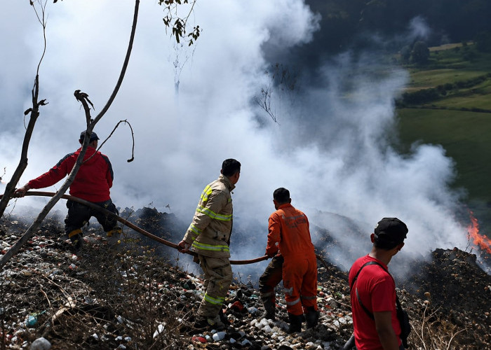 TPA Pakusari Jember Terbakar, Petugas Gabungan Jinakkan Api dan Bagikan Masker ke Warga