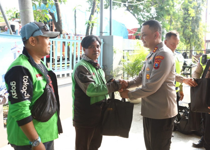 Rangkul Ojol Jadi Pelopor Keselamatan, Polres Tanjung Perak Salurkan Bansos HUT Ke-71 Lalu Lintas
