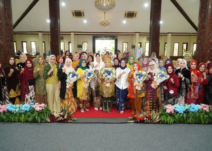 Iwapi Lamongan Gaungkan Semangat Perempuan Mandiri Lewat Kebaya dan UMKM