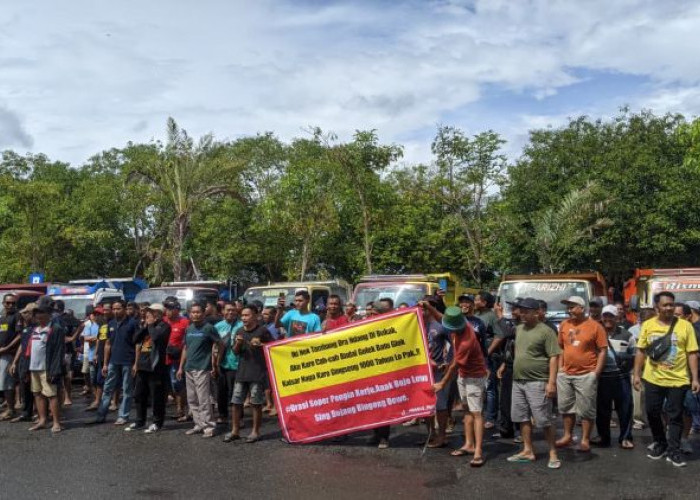 Ratusan Sopir Truk Lurug DPRD Ponorogo Tuntut Pembukaan Tambang