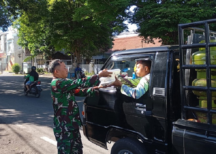 Jumat Berkah Koramil 0821-01 Lumajang Sasar Pengguna Jalan