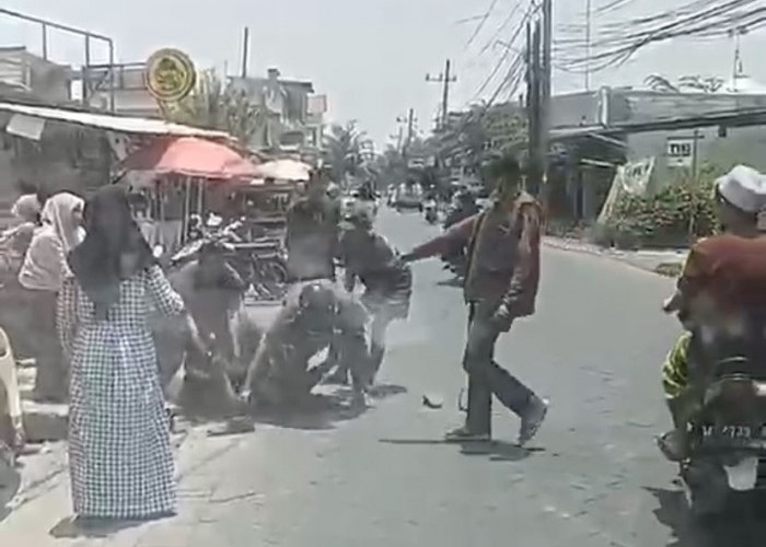 Viral, Pria Diduga Penagih Hutang Dikeroyok Nasabah di Manyar Gresik