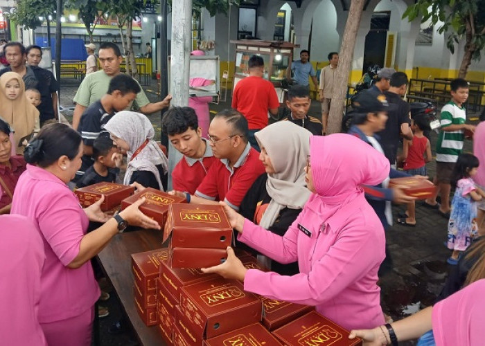 Polsek Gedangan Bersama Bhayangkari Bagikan Ratusan Takjil ke Warga
