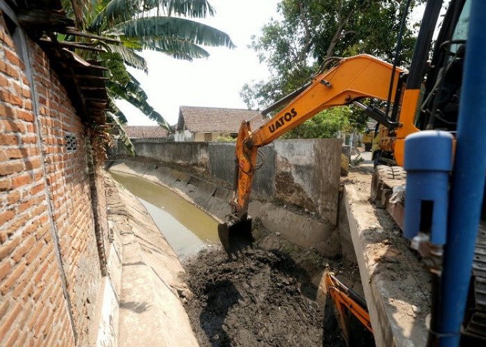 Hadapi Musim Hujan, Pemkot Madiun Keruk 4 Sungai dan Siapkan Pompa 500 Liter per Detik