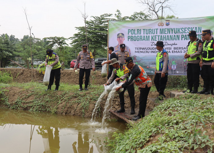 Dukung Ketahanan Pangan, Kapolres Bojonegoro Tabur Benih Ikan di Balen