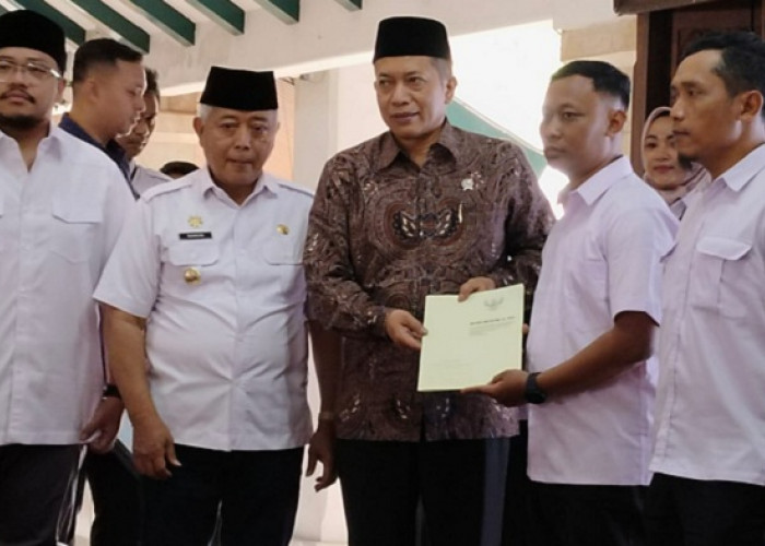 Wamenkop Serahkan SK Badan Hukum Koperasi Merah Putih: Malang Jadi Pelopor Percepatan Ekonomi Desa