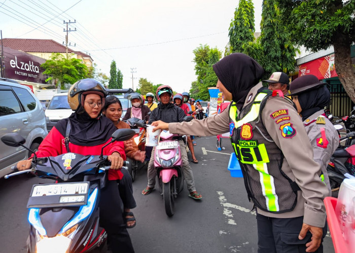 Ngabuburit Road Safety, Satlantas Polres Lumajang Guyur Pengendara dengan 500 Paket Takjil