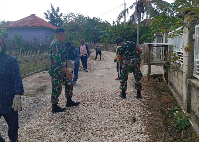 Satgas TMMD ke 121 Bersama Warga Gotong Royong Meratakan Timbunan Batu dan Pasir