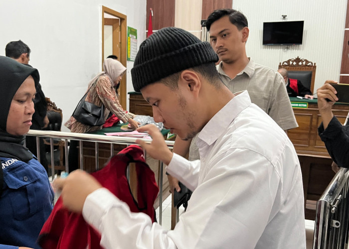 Bikin Malu, Pencuri Kursi Taman Pemkot Surabaya Dimarahi Hakim