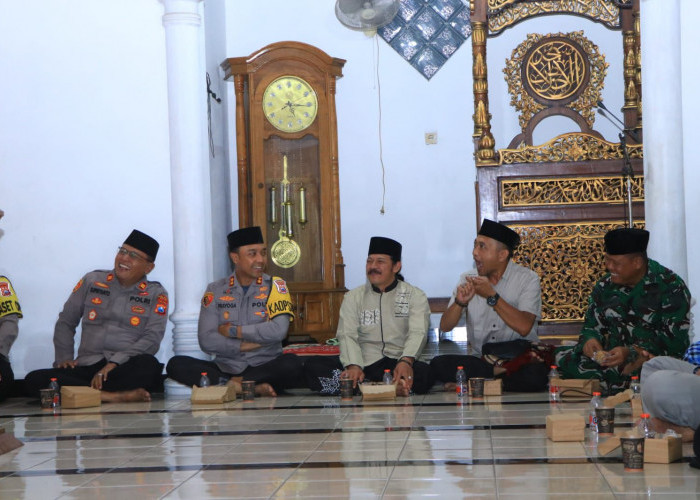 Bangun Komunikasi Harmonis, Kapolres Ngawi Subuhan Berjemaah di Karanganyar