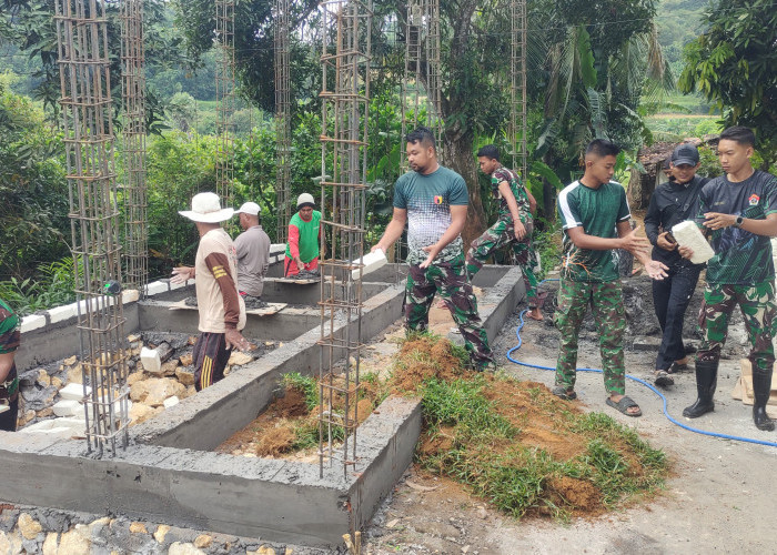 Satgas TMMD 127 Angkut Batu Bata, Percepat Pembangunan MWK Masjid Baiturrahman