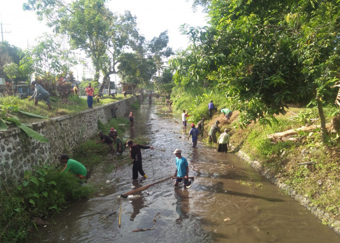 Babinsa Tekung Bersama Warga Bersih Bersih Sungai Repeh