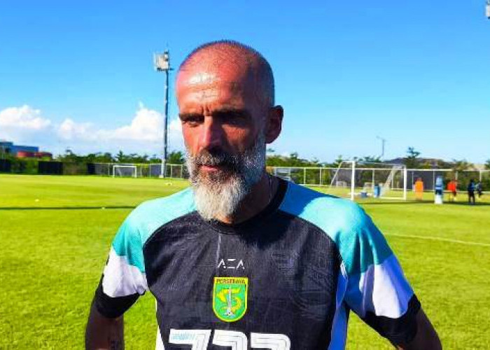 Fokus pada Kekuatan Tim, Bukan Individu: Strategi Pelatih Persebaya Menuju Super League 2025/2026