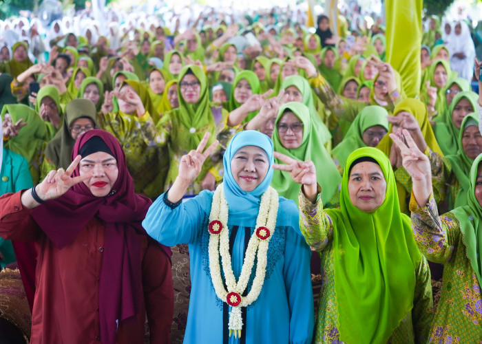 Ini Pesan Khofifah saat Bersama Gus Reza Lirboyo di Muludan Muslimat-Fatayat Bangkalan